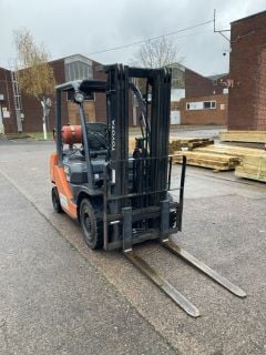 TOYOTA FORK LIFT TRUCK MODEL 02-8FGF25 RATED CAPACITY 3980KG