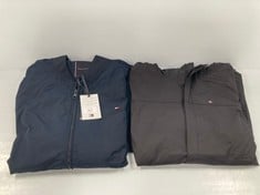 2 X TOMMY HILFIGER WINDBREAKERS VARIOUS MODELS, SIZES 3XL AND XS - LOCATION 17B.