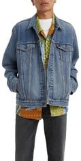 LEVI'S THE TRUCKER DENIM JACKET MEN'S SIZE M - LOCATION 25B.