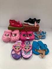 7 X CHILDREN'S SHOES VARIOUS MODELS AND SIZES INCLUDING VANS SIZE 23.5-LOCATION 30B.