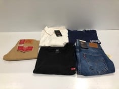 5 X LEVI'S GARMENTS VARIOUS SIZES AND MODELS INCLUDING BLACK T-SHIRT SIZE XXL- LOCATION 12B.