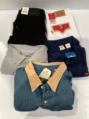 5 X LEVIS BRAND GARMENTS VARIOUS MODELS AND SIZES INCLUDING NAVY BLUE POLO SHIRT SIZE XXL- LOCATION 1C.