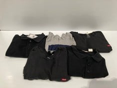 5 X LEVIS BRAND GARMENTS VARIOUS MODELS AND SIZES INCLUDING BLACK T-SHIRT SIZE XL-LOCATION 5C.