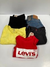 5 X LEVIS BRAND GARMENTS VARIOUS MODELS AND SIZES INCLUDING YELLOW T-SHIRT SIZE M- LOCATION 5C.