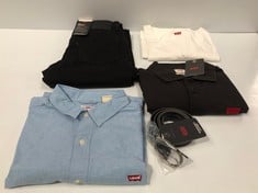 5 X LEVI'S BRAND GARMENTS VARIOUS MODELS AND SIZES INCLUDING BLUE OVERSHIRT SIZE M - LOCATION 9C.