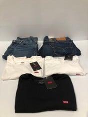 5 X LEVI'S CLOTHING VARIOUS SIZES AND MODELS INCLUDING BLACK T-SHIRT SIZE XS - LOCATION 9C.