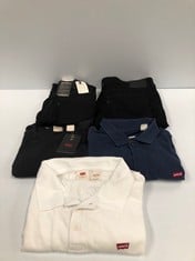 5 X LEVI'S CLOTHING VARIOUS SIZES AND MODELS INCLUDING WHITE POLO SHIRT SIZE M - LOCATION 13C.