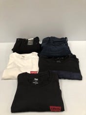 5 X LEVI'S CLOTHING VARIOUS SIZES AND MODELS INCLUDING BLACK T-SHIRT SIZE M - LOCATION 13C.