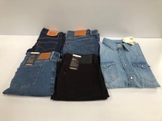 5 X LEVI'S GARMENTS VARIOUS SIZES AND MODELS INCLUDING DENIM OVERSHIRT SIZE L - LOCATION 13C.