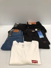 5 X LEVI'S CLOTHING VARIOUS SIZES AND MODELS INCLUDING WHITE T-SHIRT SIZE XXL - LOCATION 13C.