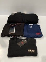 5 X GOOD BRANDED GARMENTS VARIOUS BRANDS, SIZES AND MODELS INCLUDING TOMMY HILFIGER T-SHIRT BLACK COLOUR SIZE L - LOCATION 17C.