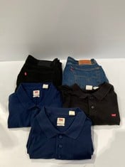 5 X LEVIS BRAND GARMENTS VARIOUS SIZES AND MODELS INCLUDING NAVY BLUE POLO SHIRT SIZE L - LOCATION 17C.