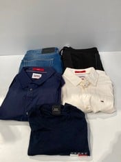 5 X TOMMY HILFIGER BRAND CLOTHING VARIOUS SIZES AND MODELS INCLUDING NAVY BLUE T-SHIRT SIZE M - LOCATION 17C.