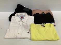 5 X TOMMY HILFIGER CLOTHING VARIOUS STYLES AND SIZES INCLUDING YELLOW T-SHIRT SIZE XL - LOCATION 21C.