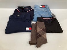 6 X TOMMY HILFIGER CLOTHING VARIOUS STYLES AND SIZES INCLUDING BLUE T-SHIRT SIZE XXXL - LOCATION 25C.