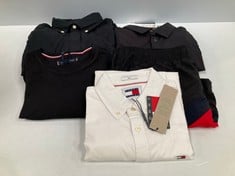 5 X TOMMY HILFIGER GARMENTS VARIOUS STYLES AND SIZES INCLUDING WHITE SHIRT SIZE S - LOCATION 25C.