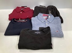 5 X TOMMY HILFIGER CLOTHING VARIOUS STYLES AND SIZES INCLUDING MAROON SHIRT SIZE XXL - LOCATION 25C.