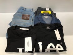 6 X BRANDED GARMENTS VARIOUS MODELS AND SIZES INCLUDING WRANGLER DENIM SHIRT SIZE L - LOCATION 50C.