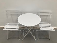 SET OF TABLE AND 2 GARDEN CHAIRS WITH WHITE CURVED STEEL SLATS. SET OF 2 SLATTED FOLDING CHAIRS AND WHITE LACQUERED METAL TABLE FOR GARDEN, TERRACE, BALCONY AND OUTDOOR USE.