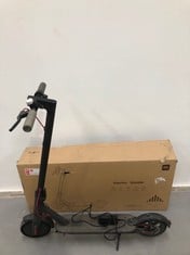 XIAOMI MI ELECTRIC SCOOTER WITH 30 KM RANGE, BLACK (DOES NOT TURN ON, NO SCREWS ON HANDLEBARS, BROKEN MUDGUARD) P.V.P 328,46€.