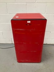 HISENSE RR106D4CRE- SINGLE DOOR FRIDGE, TABLE TOP, FREEZER, CLASS E, CAPACITY 82L WITH 87 CM HIGH, FREEZE ZONE FREEZER, FRUIT AND VEGETABLE DRAWER, SILENT 36 DBA, RED COLOUR (P.V.P 219€) (DOOR AND PO