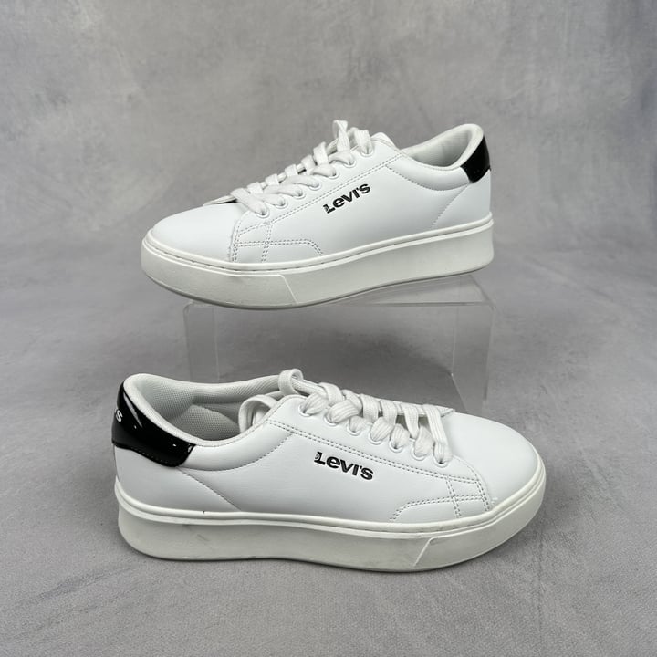 Levi's White Sneakers - Size UK 5 (VAT ONLY PAYABLE ON BUYERS PREMIUM) (BAAP182)