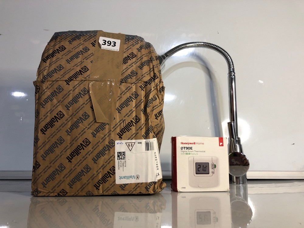 John Pye Auctions - 3 X ASSORTED ITEMS TO INCLUDE HONEYWELL HOME DIGITAL  ROOM THERMOSTAT DT90E (LOCATION ROW 5)