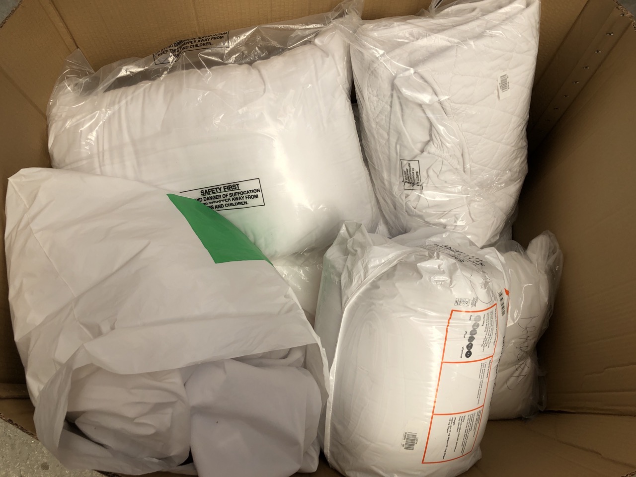 John Pye Auctions A LARGE BOX OF JOHN LEWIS BEDDING D2