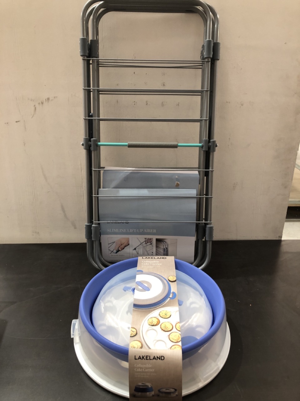 John Pye Auctions LAKELAND COLLAPSIBLE CAKE & CUPCAKE CARRIER TO