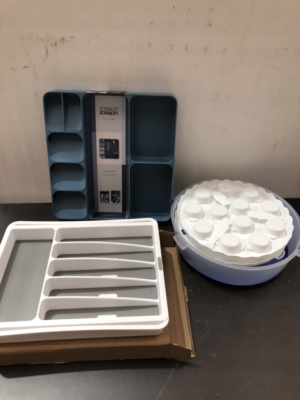 John Pye Auctions LAKELAND COLLAPSIBLE CAKE & CUPCAKE CARRIER TO