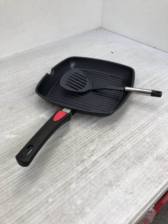John Pye Auctions SMF 28CM GRIDDLE PAN WITH SPATULA LOCATION E12