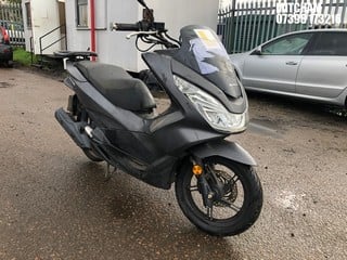 Location: Mitcham - 2016 HONDA WW 125 EX2-H Motorcycle REG: PX66ZXZ, Keys: No, MOT Expiry date: 22/11/2022, 125 Petrol, AUTOMATIC, Former Keepers: 4