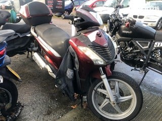 Location: Mitcham - 2009 HONDA SH 125 D-9 Motorcycle REG: LD09BYX, Keys: No, MOT Expiry date: 30/04/2025, 125 Petrol, Automatic, Former Keepers: 5