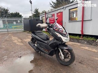 Location: Mitcham - 2013 HONDA WW 125-D Motorcycle REG: LP13WGF, Keys: No, MOT Expiry date: 06/03/2025, 125 Petrol, AUTOMATIC, Former Keepers: 11