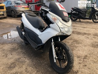 Location: Mitcham - 2012 HONDA WW 125 EX2-A Motorcycle REG: VE12XHY, Keys: No, MOT Expiry date: 23/11/2024, 125 Petrol, automatic, Former Keepers: 4